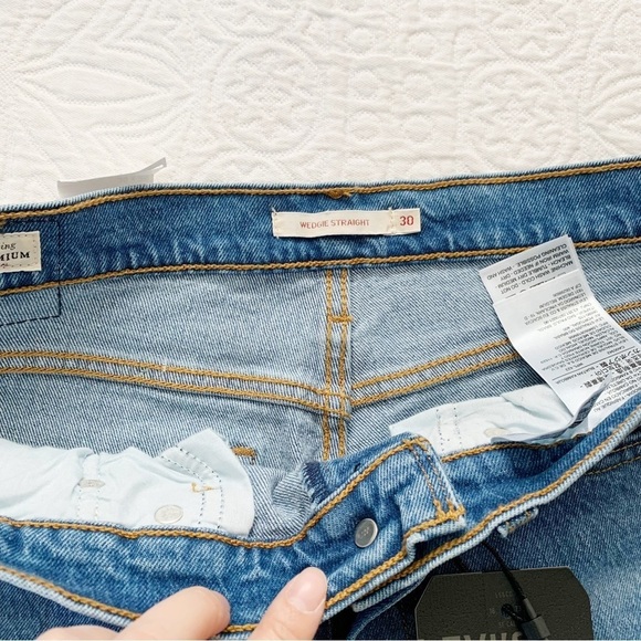 Levi's Premium Women's Wedgie Straight Fit Jeans, Jive Tone Medium Wash (30x26) - Picture 6 of 7